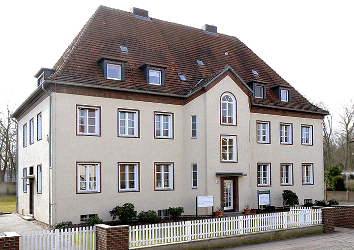 Der Standort in Wittenberge. Ein herrschaftliches, freistehendes Haus. Hell verputzt mit rotem Ziegeldach.